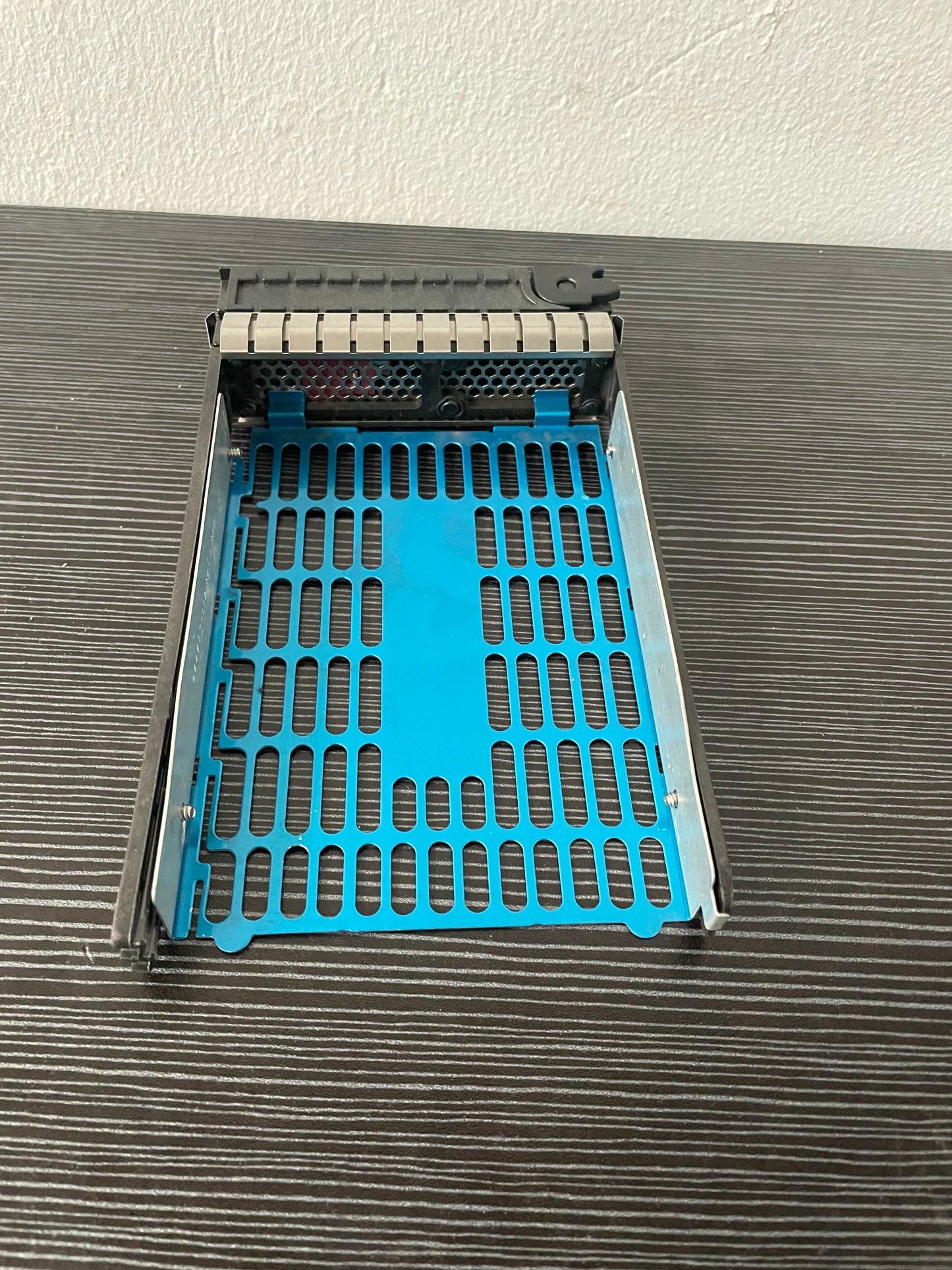 HP 464507-002 3.5 Inch SAS/SATA Hot-Pluggable Hard Drive Tray Caddy – Pre-Owned