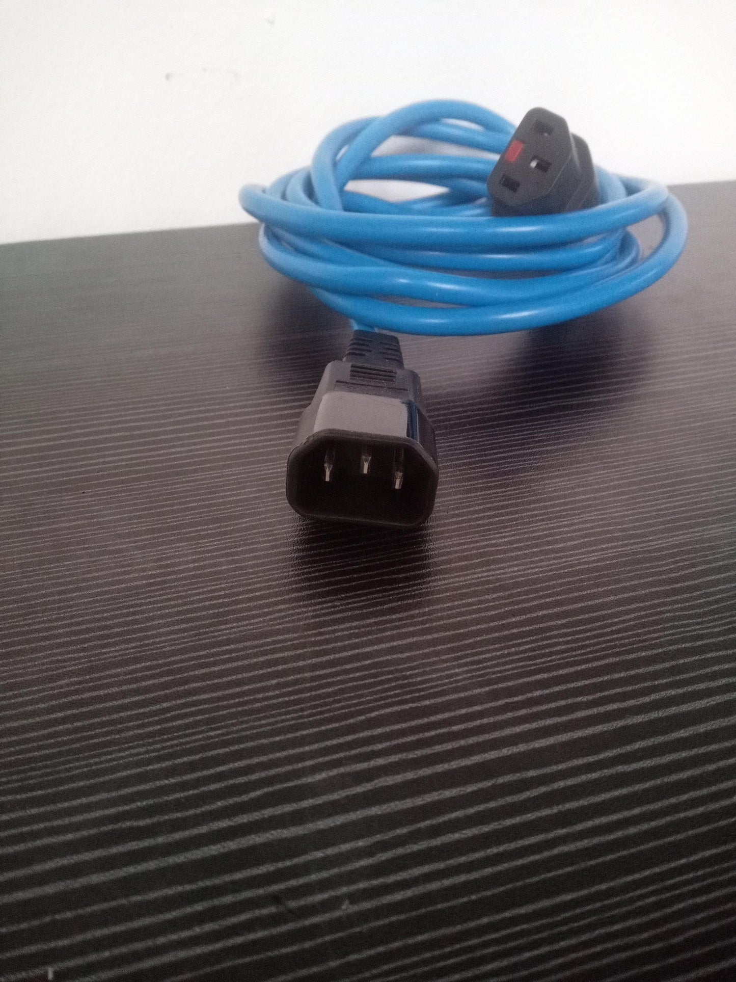 Locking IEC C13 to C14 Kettle Extension Lead 10A Mains Power Cable – Pre-Owned