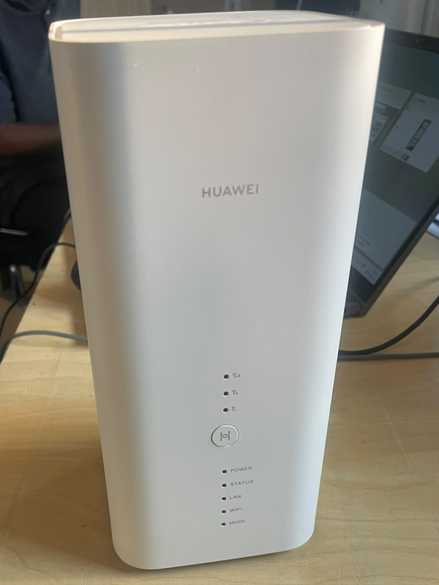 Huawei B818-263 4G LTE Wi-Fi Router With Adapter  – Used