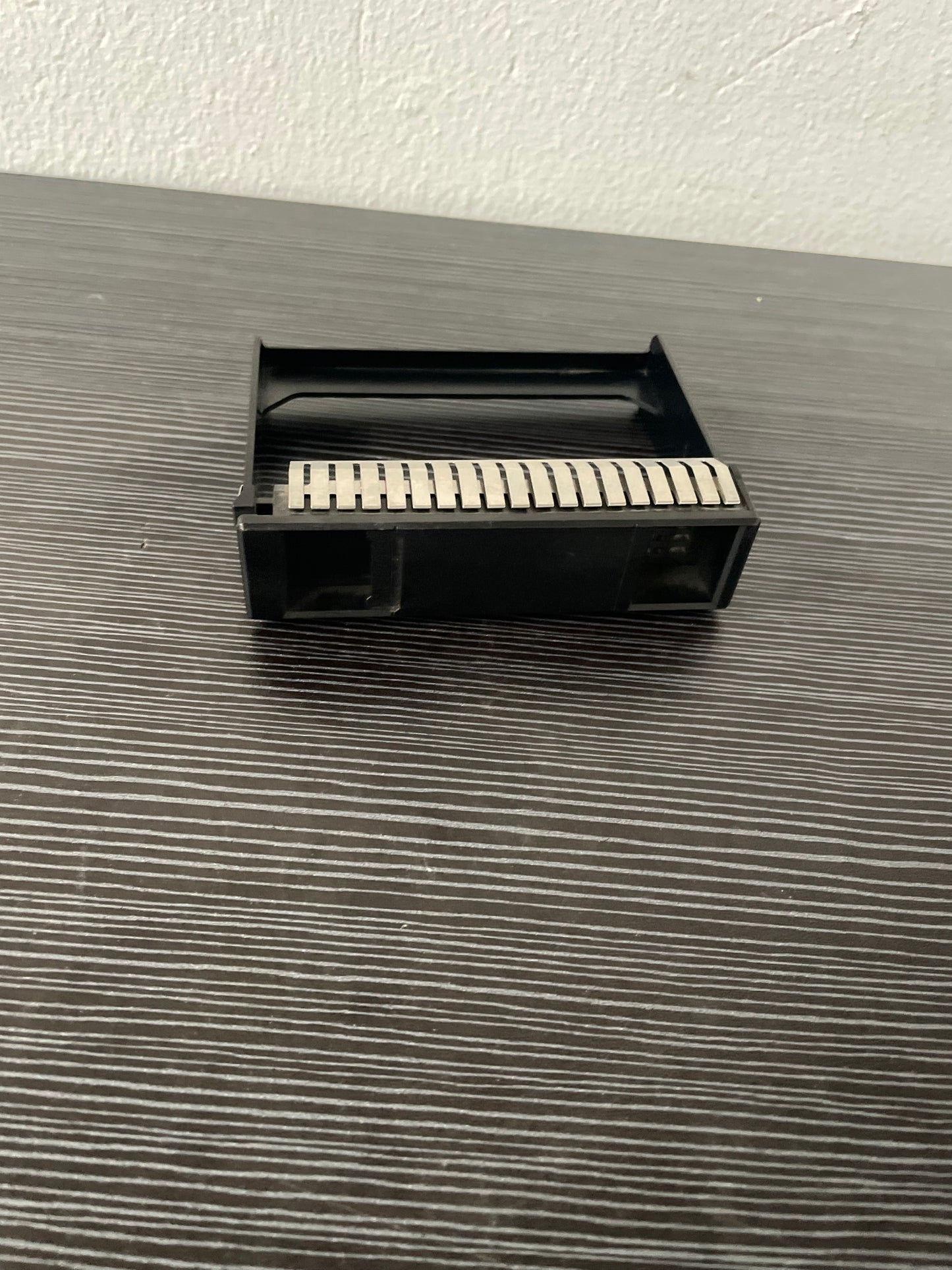HP 652884-001 2.5 Inch Hard Drive Blank Filler Tray – Pre-Owned