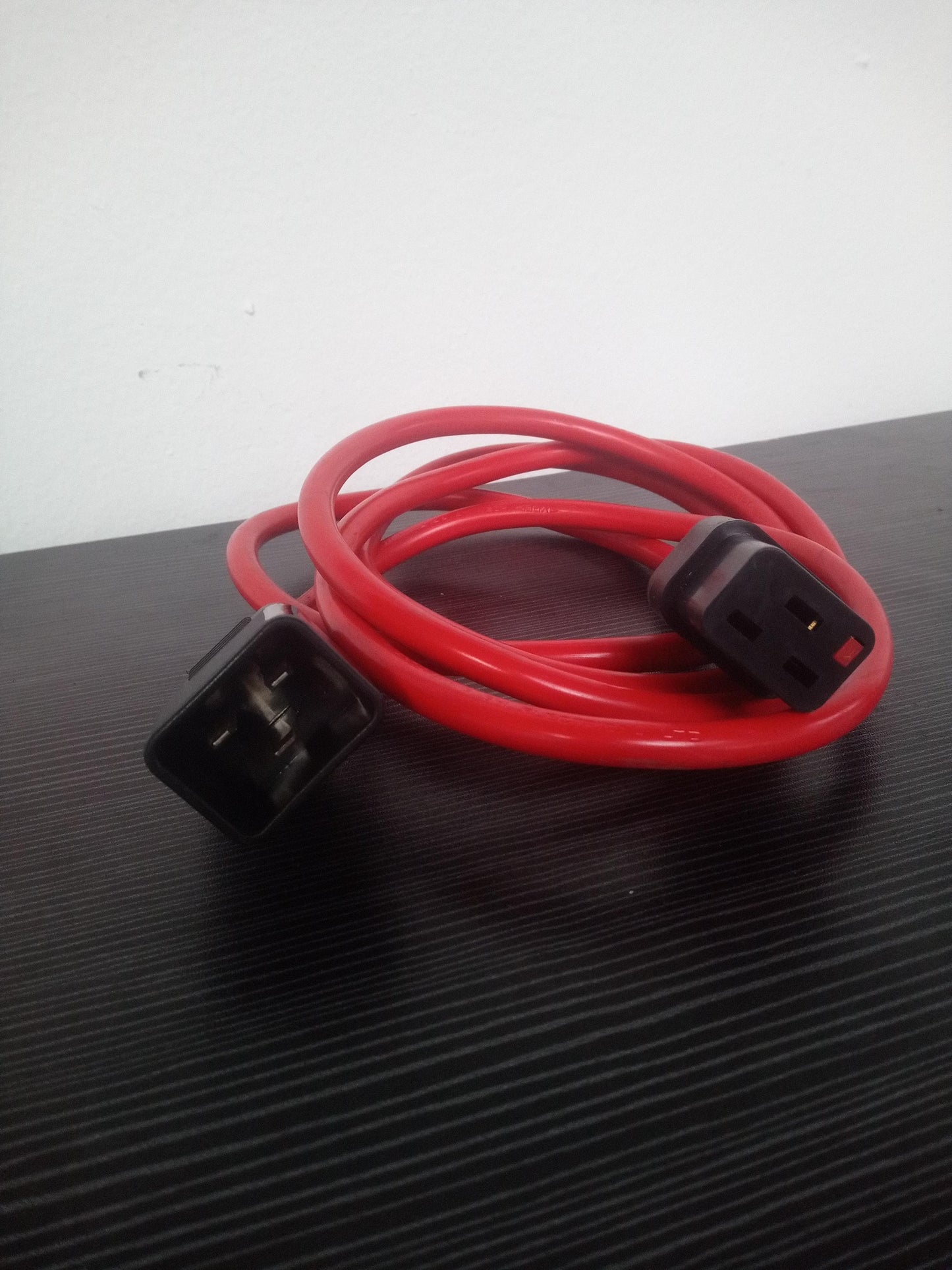 Locking IEC C13 to C14 Kettle Extension Lead 10A Mains Power Cable - Red - 2 Meter – Pre-Owned