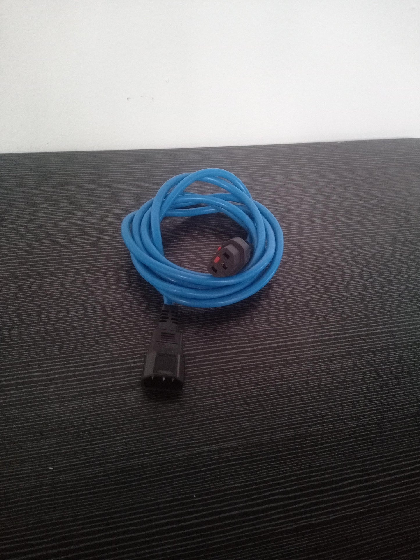 Locking IEC C13 to C14 Kettle Extension Lead 10A Mains Power Cable – Pre-Owned