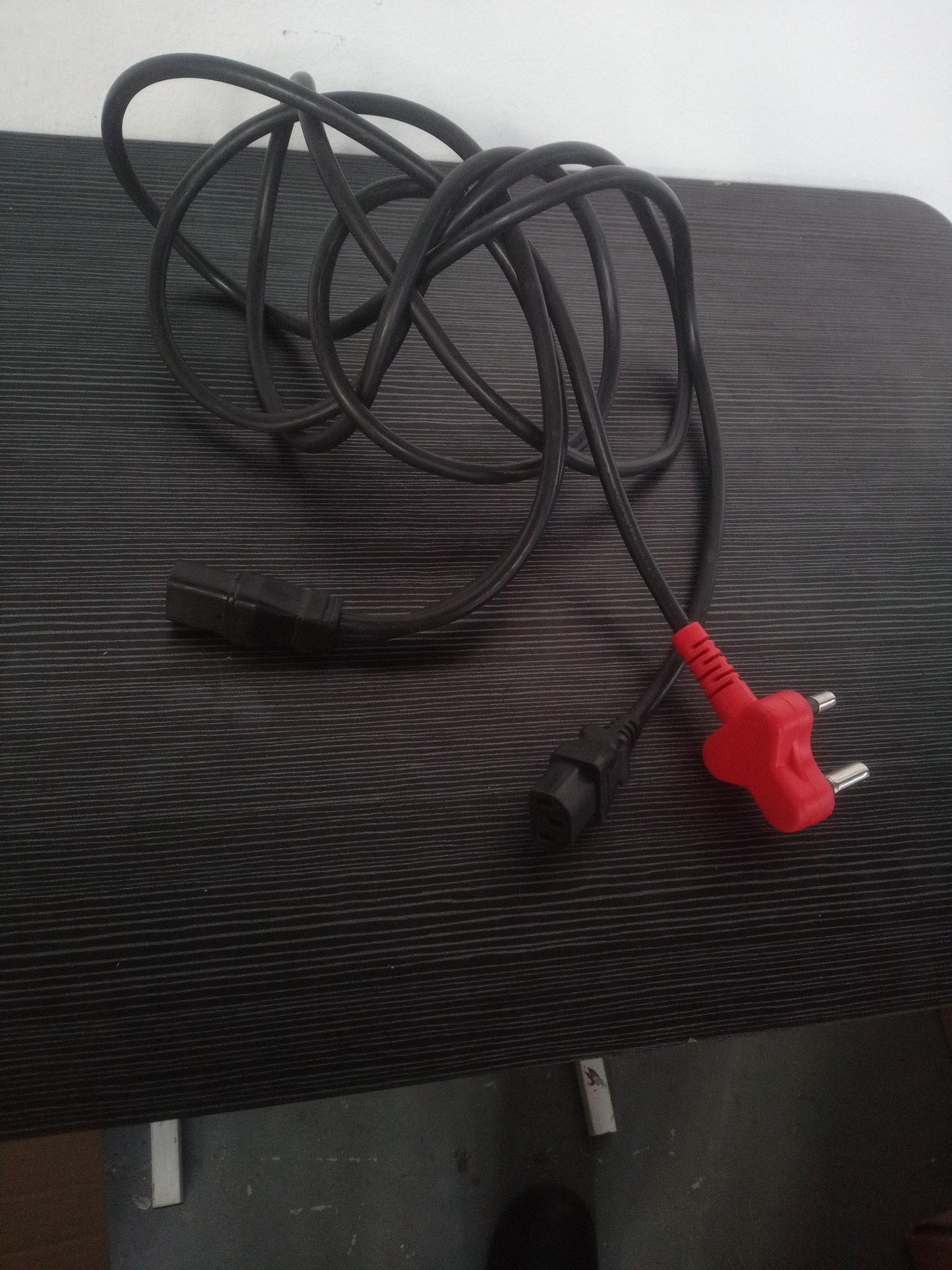 Power Cable 2 Way IEC Double Kettle – Pre-Owned