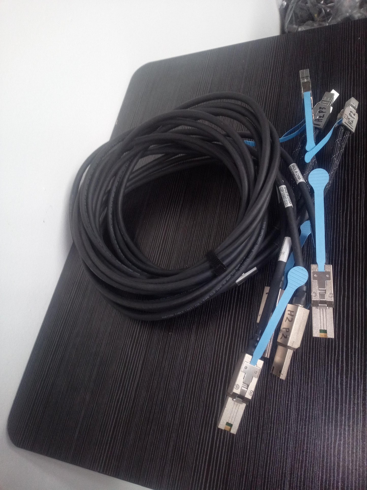 Sun Oracle 3M Mini SAS to Mini SAS HD Cable SFF-8088 to SFF-8644 7023009 – Pre-Owned
