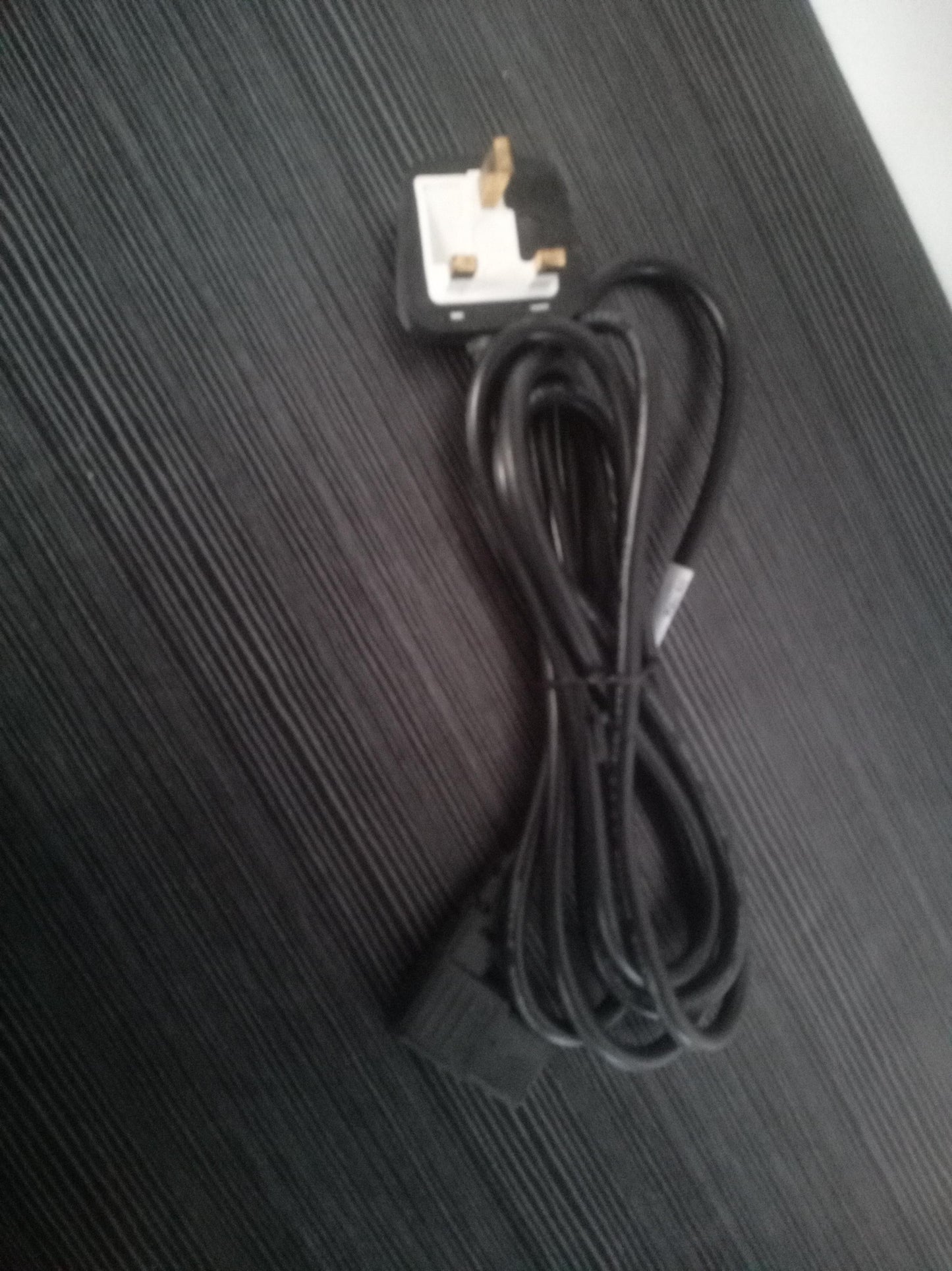 UK IEC C13 to BS1363 Power Cable 10A Black – Pre-Owned