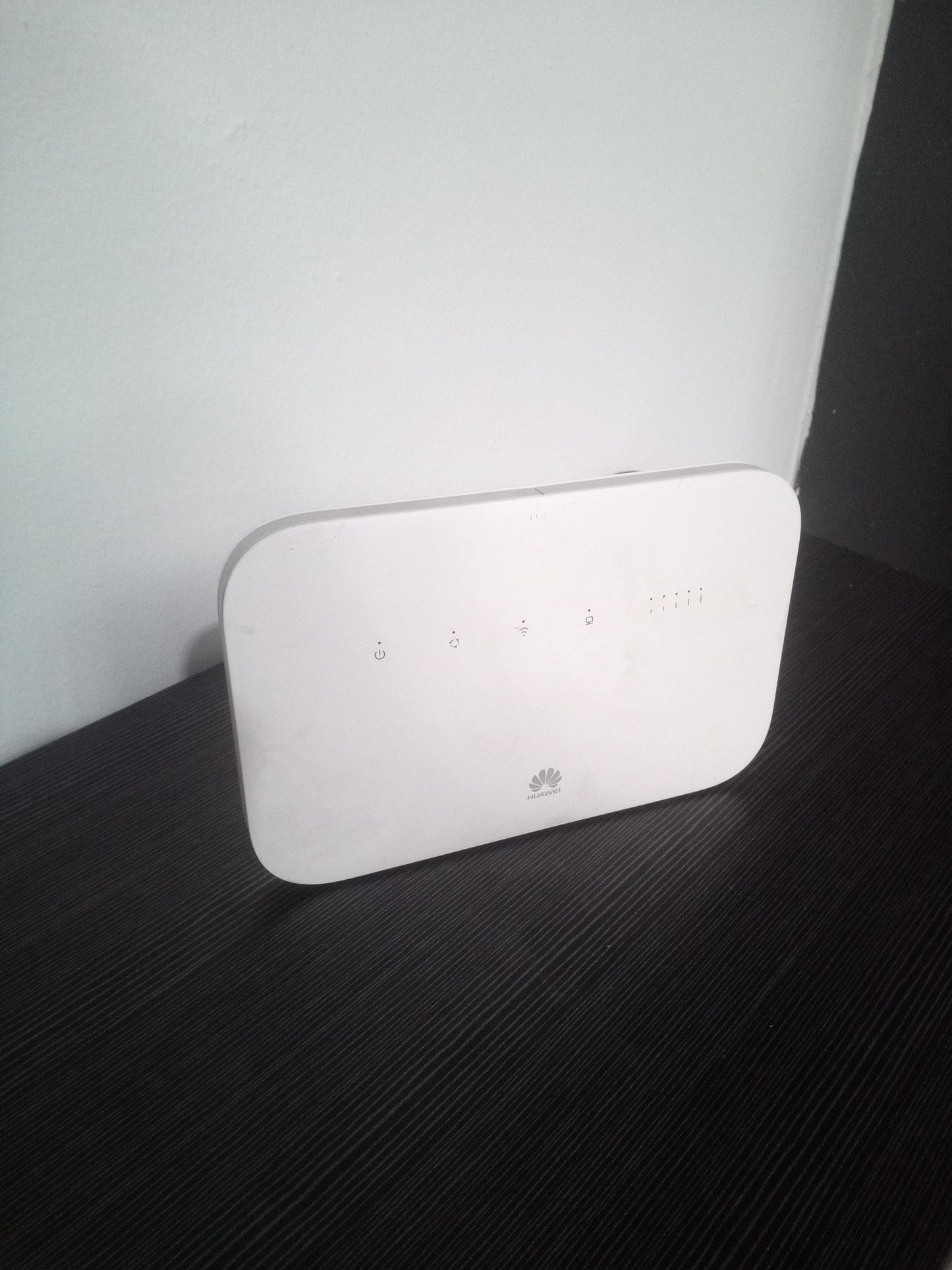 Huawei B612-233 4 GE Ports 4G LTE Wireless Router – Pre-Owned