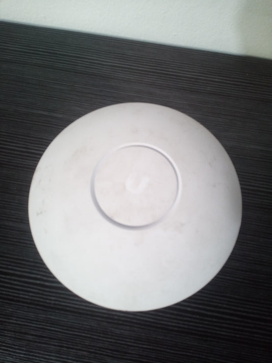 Ubiquiti UniFi UAP-AC-LR Access Point With Mounting Brackets – Pre-Owned