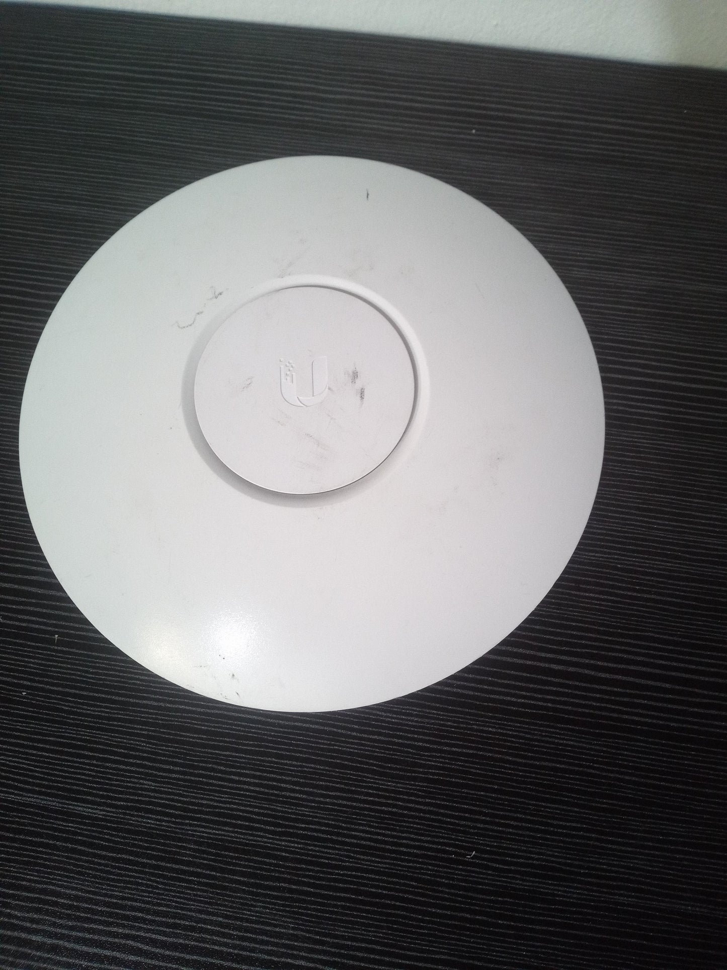 Ubiquiti UniFi UAP Access Point Without Mounting Brackets – Pre-Owned