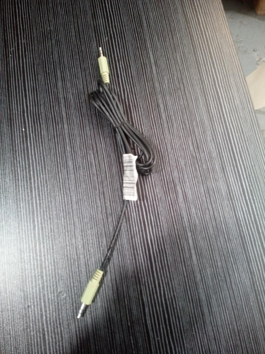 90cm 3.5mm Male to 3.5mm Male Auxiliary Audio Cable – Used