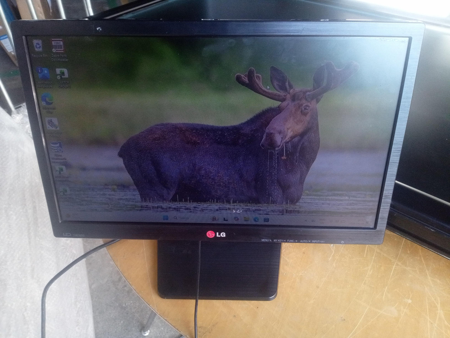 LG E1914S 19 Inch LED Monitor – VGA – With Adapter – Used Monitor