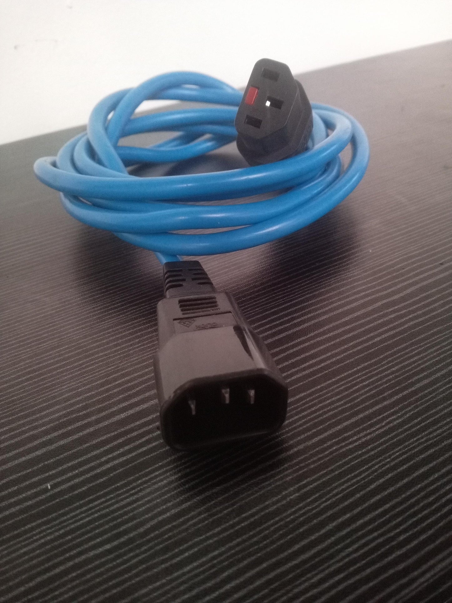 Locking IEC C13 to C14 Kettle Extension Lead 10A Mains Power Cable – Pre-Owned