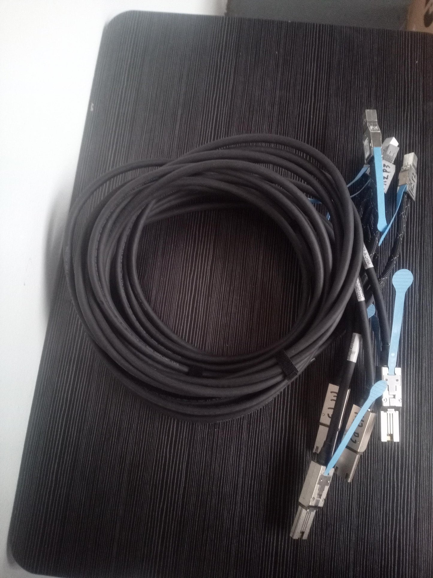 Sun Oracle 3M Mini SAS to Mini SAS HD Cable SFF-8088 to SFF-8644 7023009 – Pre-Owned