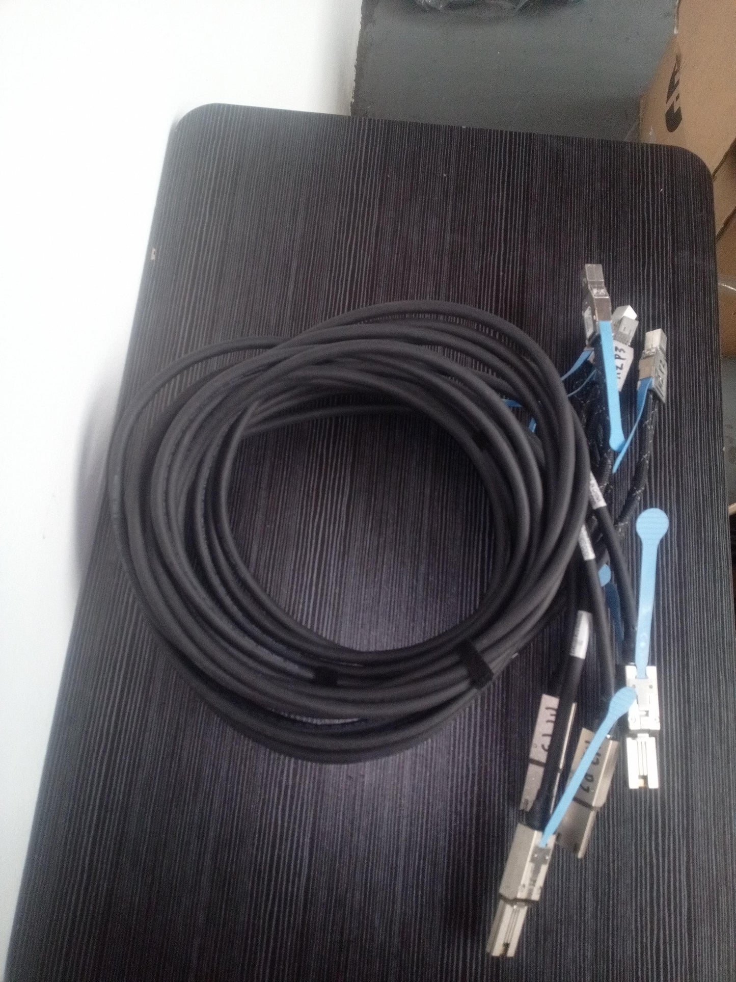 Sun Oracle 3M Mini SAS to Mini SAS HD Cable SFF-8088 to SFF-8644 7023009 – Pre-Owned