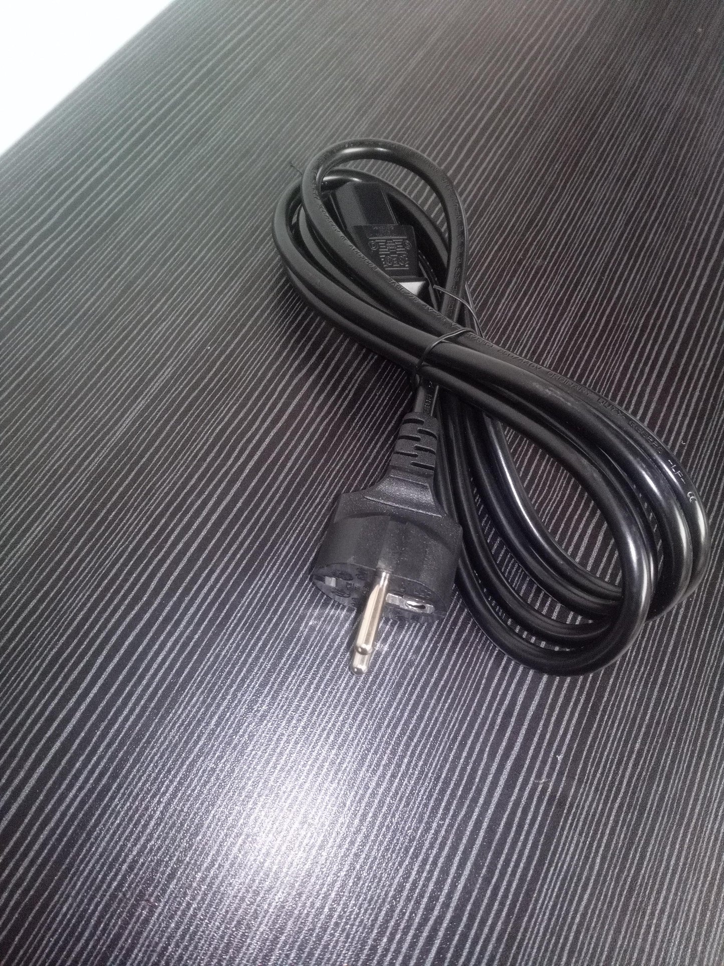 Power Cable Right Angled Schuko EU Plug to IEC C13 Black – Pre-Owned
