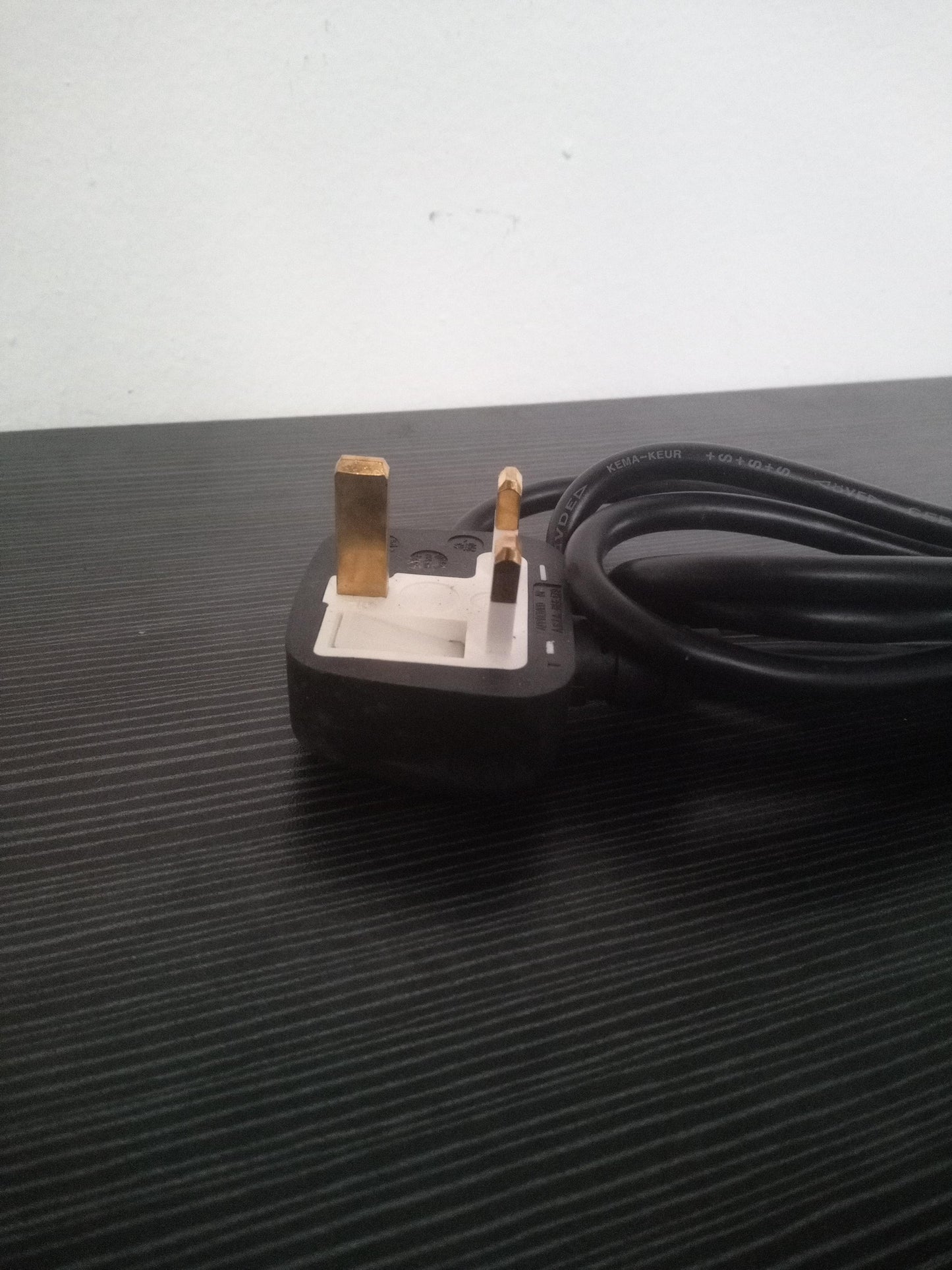 UK IEC C13 to BS1363 Power Cable 10A Black – Pre-Owned