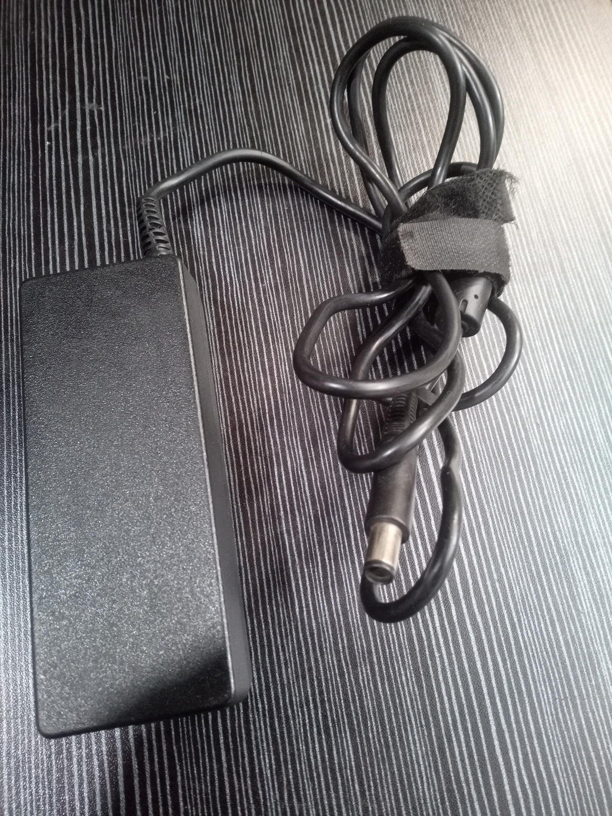 HP PPP012H-S 90W 19V 4.74A Round Tip Laptop AC Adapter Only – Used